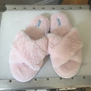 Splendid Pink Faux Fur Slippers Size Small to Medium. NWT.